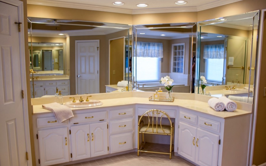 Primary bedroom en-suite bathroom vanity